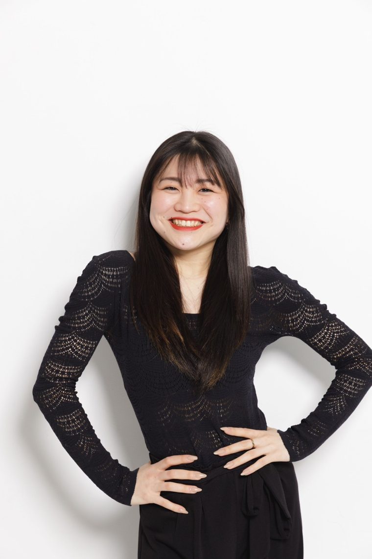 笑顔でポーズをとる講師の土屋恵梨